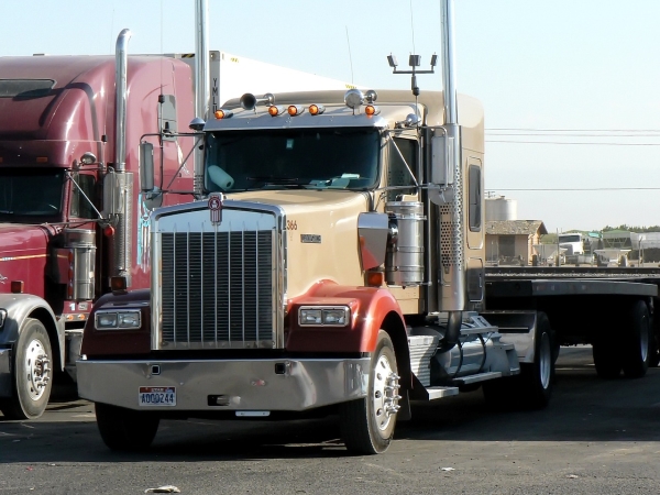 Flatbed cross country freight load shipping from Milwaukee to Los Angeles